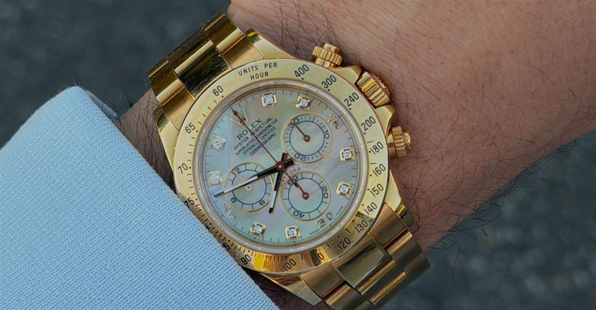 Rolex Daytona in Gelbgold mit Perlmutt-Zifferblatt am Handgelenk.