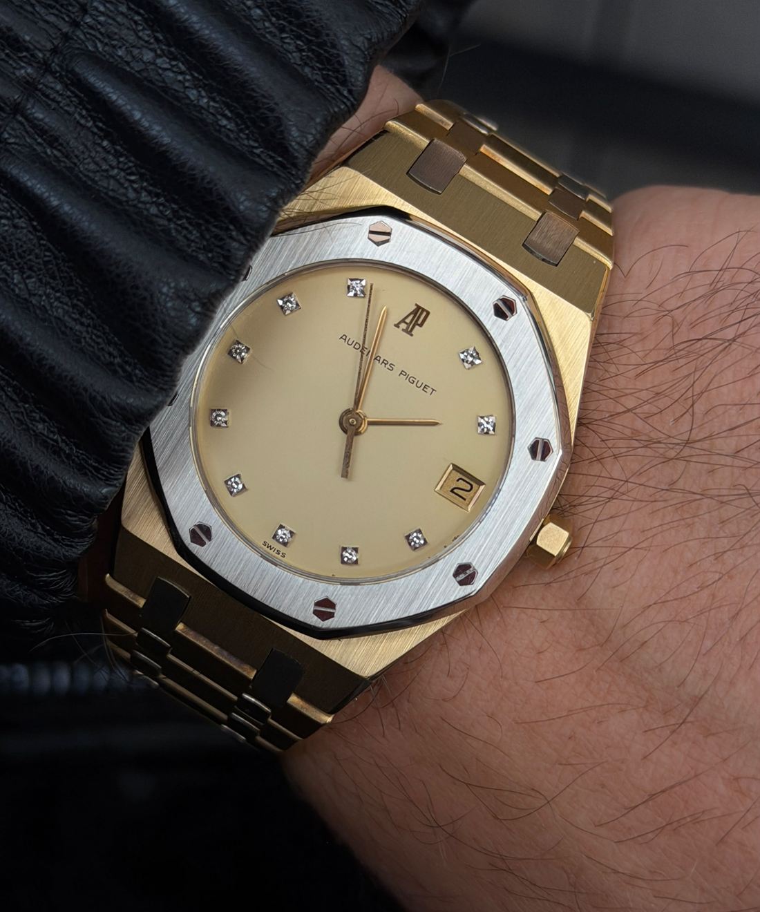 Audemars Piguet Royal Oak in Gold und Stahl am Handgelenk.