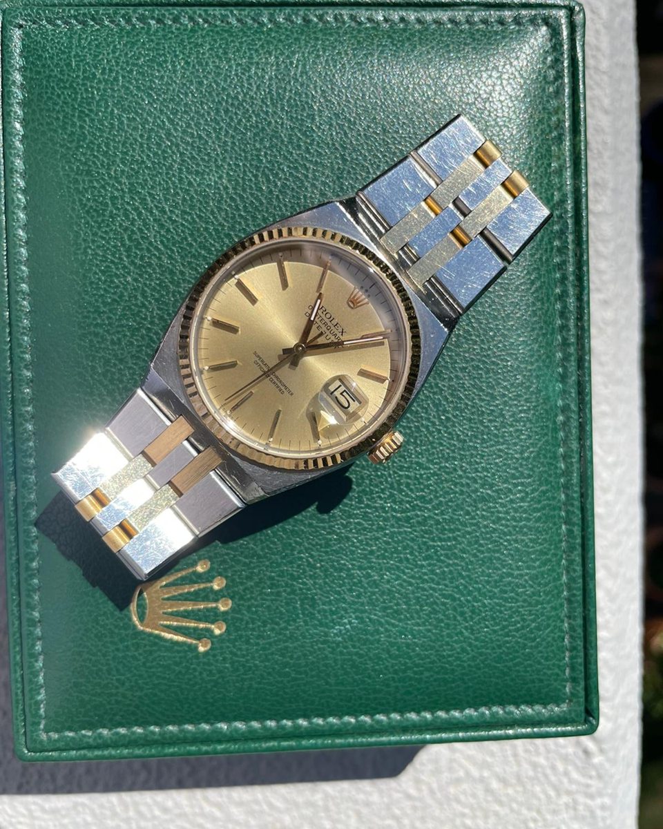 Rolex Oysterquartz in Stahl und Gold auf einem grünen Rolex-Etui