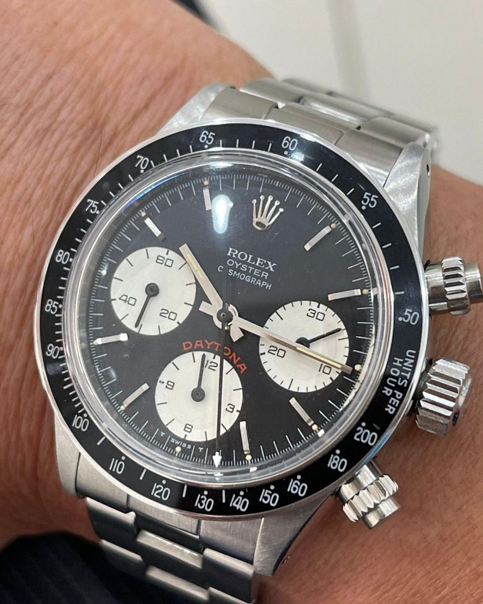Ältere Rolex Daytona mit schwarzem Zifferblatt, hellen Totalisatoren und Leuchtindizes am Handgelenk