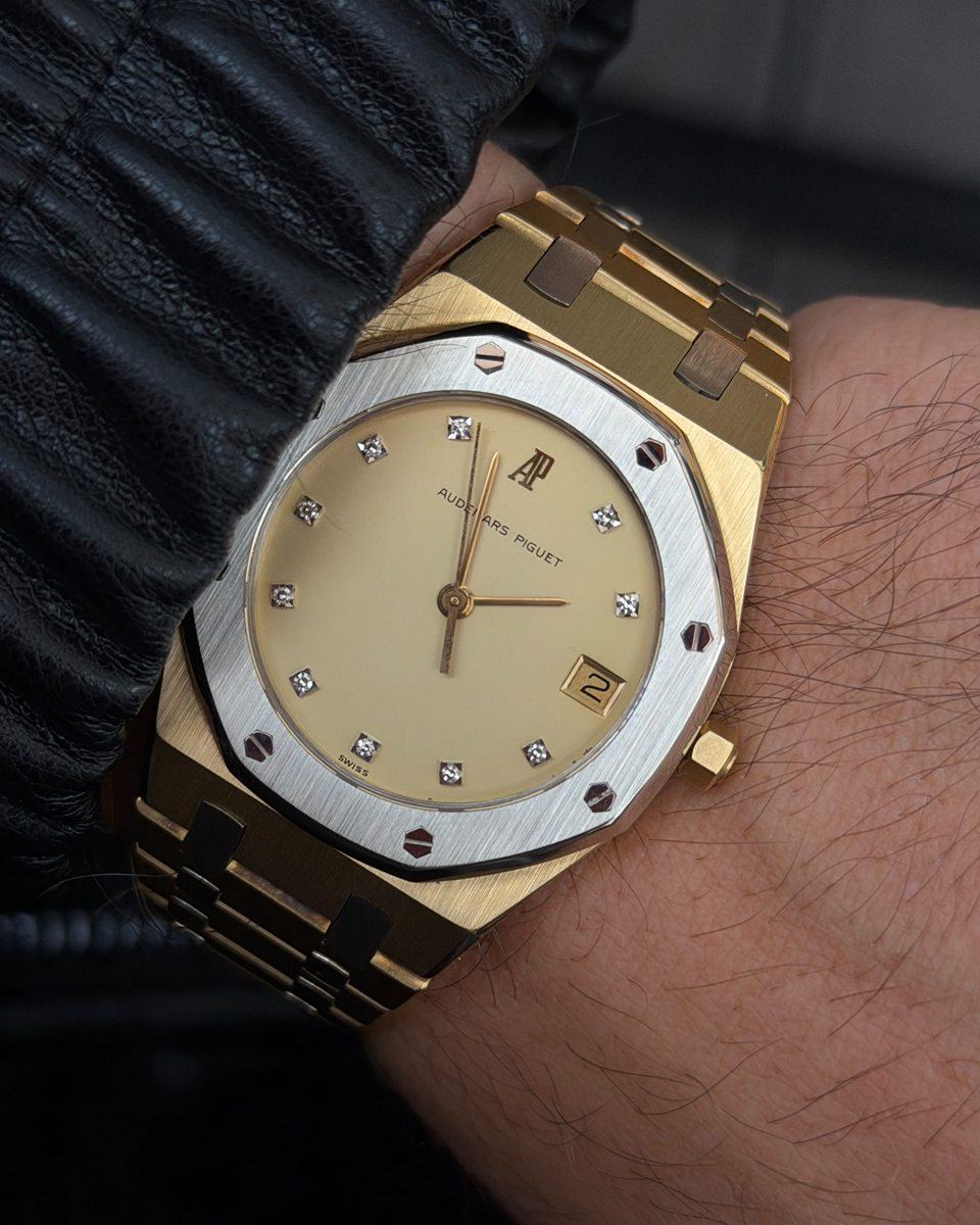 Audemars Piguet Royal Oak in Gelbgold mit satinierten Flächen und polierten Kanten am Handgelenk