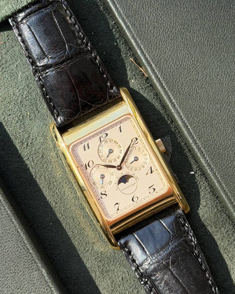 Rechteckige Audemars Piguet in Gelbgold mit ewigem Kalender und Mondphase an einem dunklen Lederband