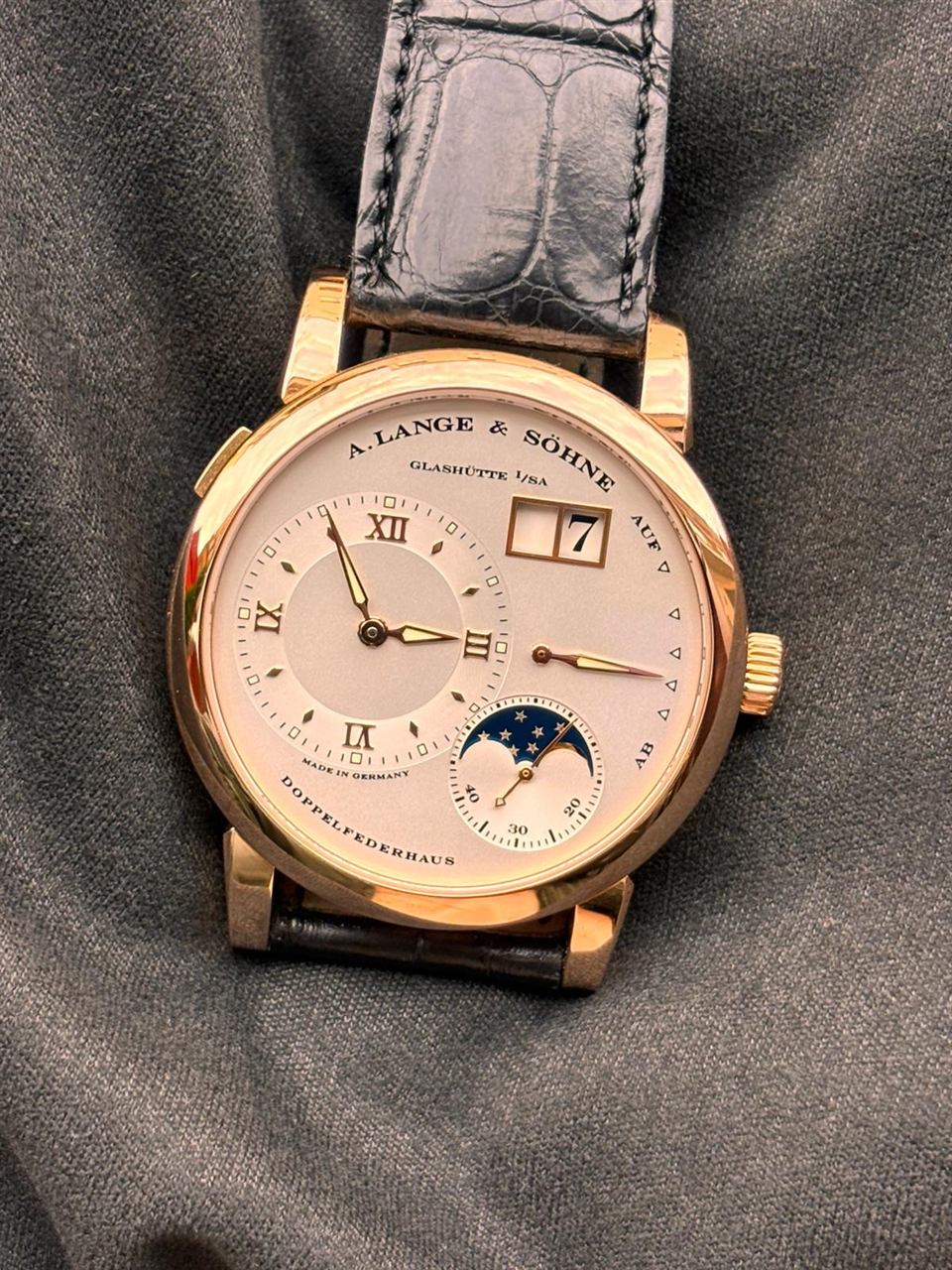 A. Lange & Söhne Lange 1 Mondphase in Roségold mit Lederband.