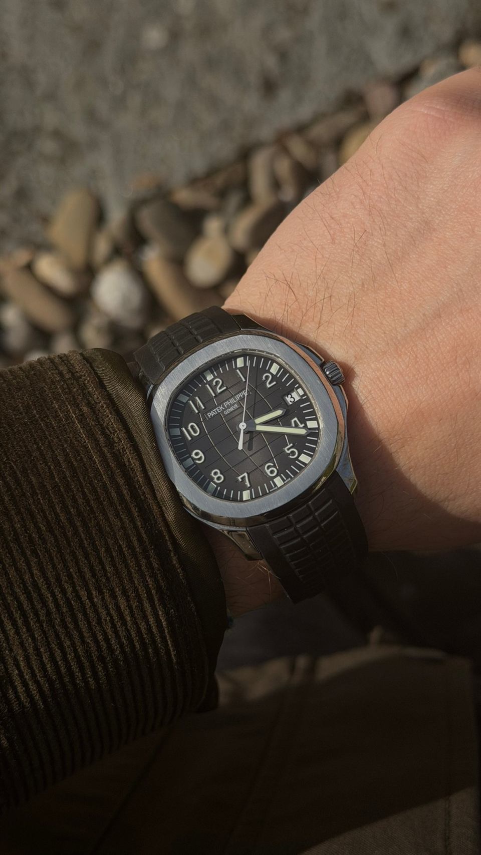 Patek Philippe Aquanaut in Stahl mit Kautschukband am Handgelenk.