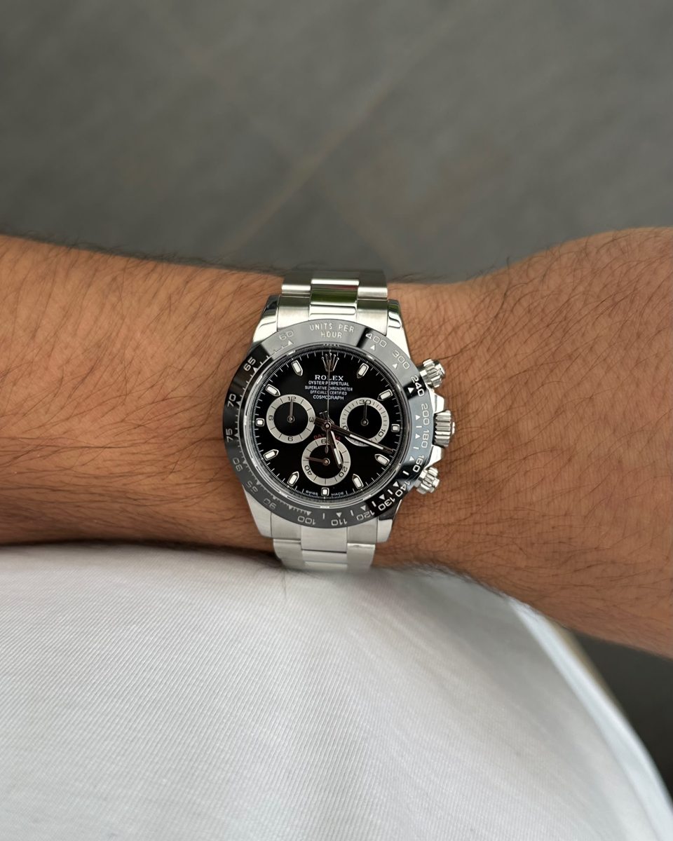 Rolex Daytona in Stahl mit schwarzem Zifferblatt am Handgelenk