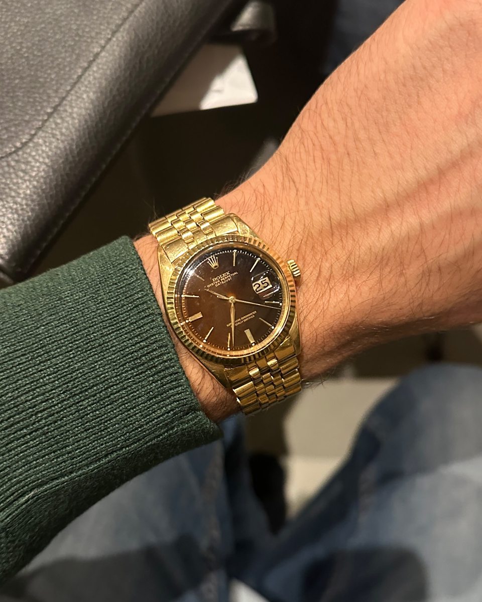 Rolex in Gelbgold mit braunem Zifferblatt am Handgelenk