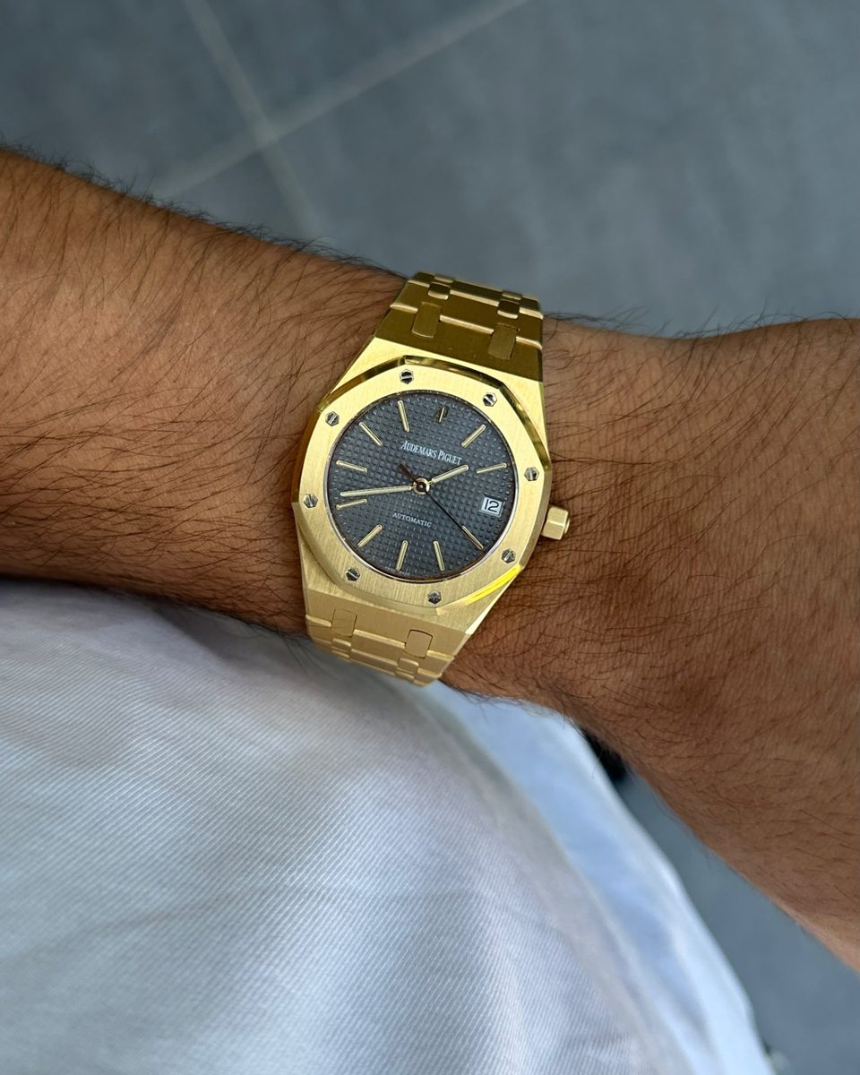 Audemars Piguet Royal Oak in Gelbgold mit blauem Zifferblatt am Handgelenk