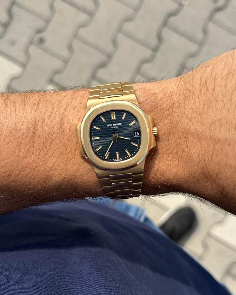 Patek Philippe Nautilus in Gelbgold mit blauem Zifferblatt am Handgelenk