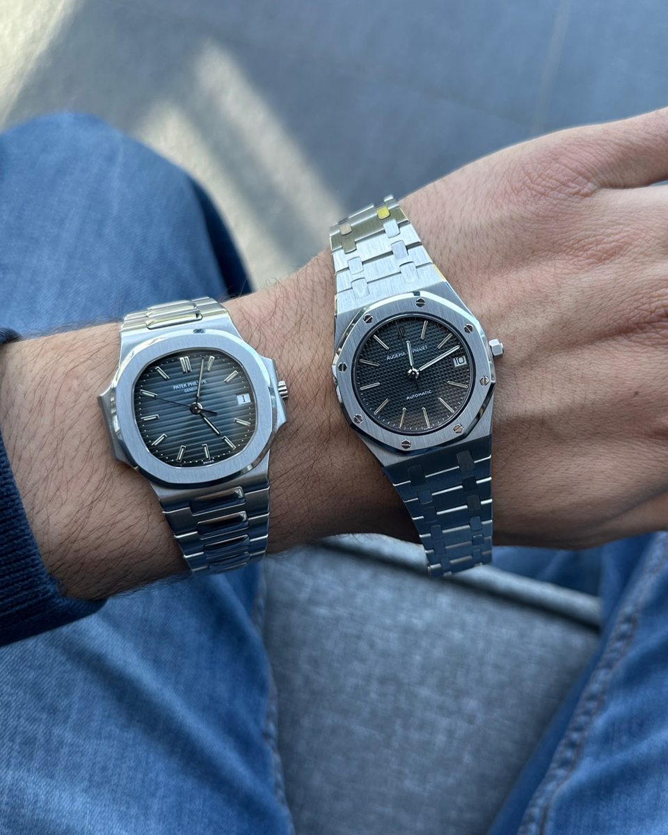 Eine Patek Philippe Nautilus und eine Audemars Piguet Royal Oak in Stahl nebeneinander am Handgelenk