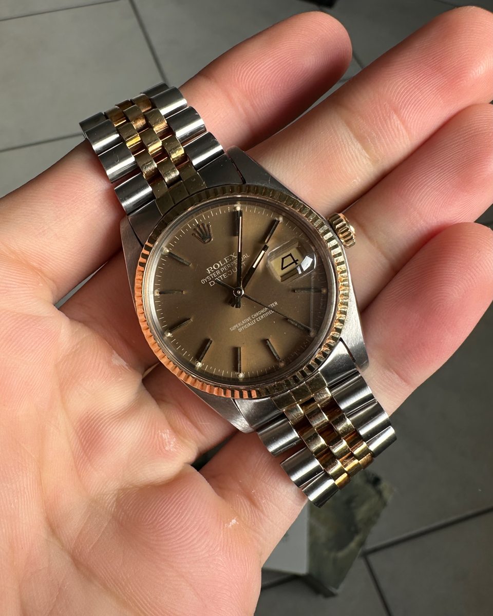 Rolex Datejust in Stahl und Gold in der offenen Hand