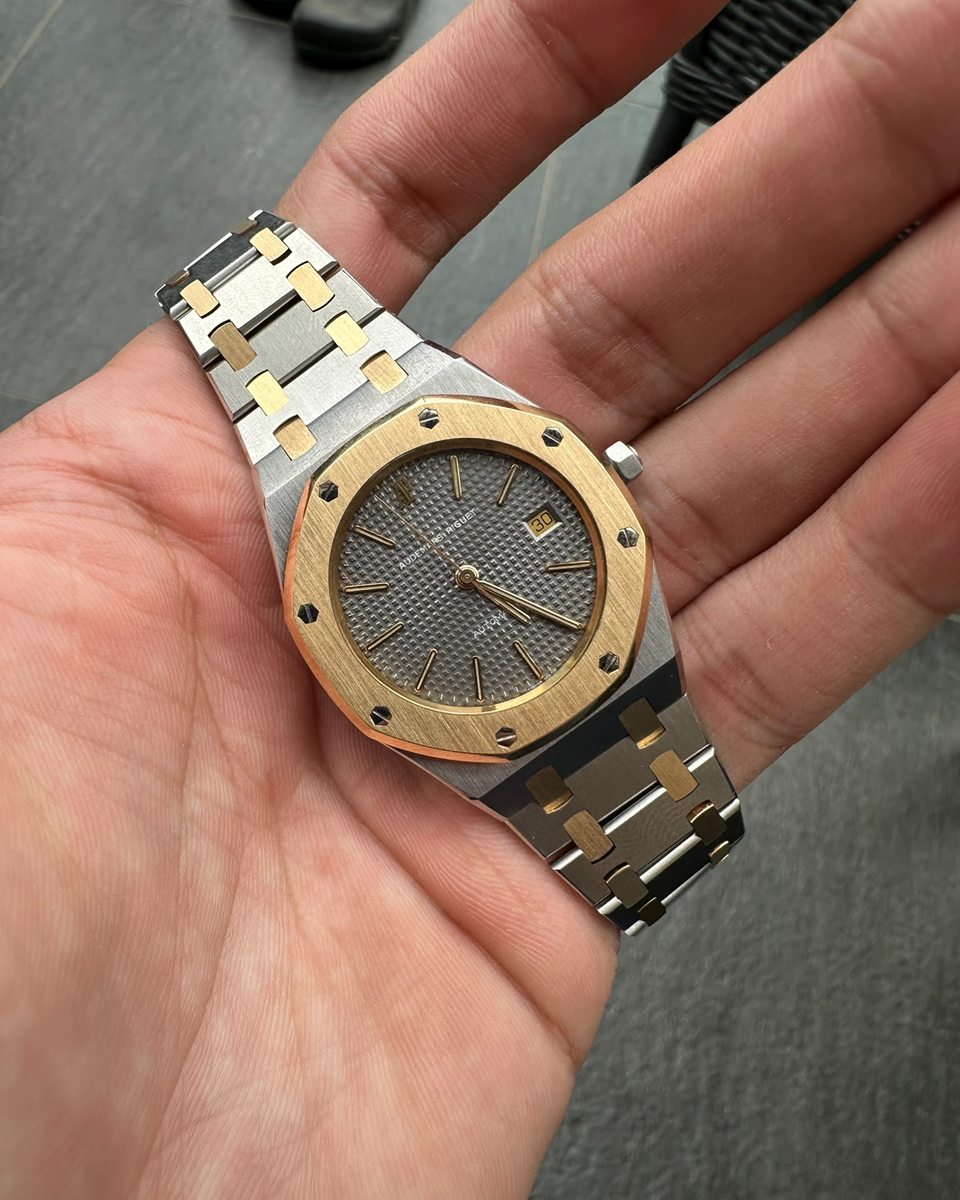 Audemars Piguet Royal Oak in Stahl und Gold mit grauem Zifferblatt in der offenen Hand
