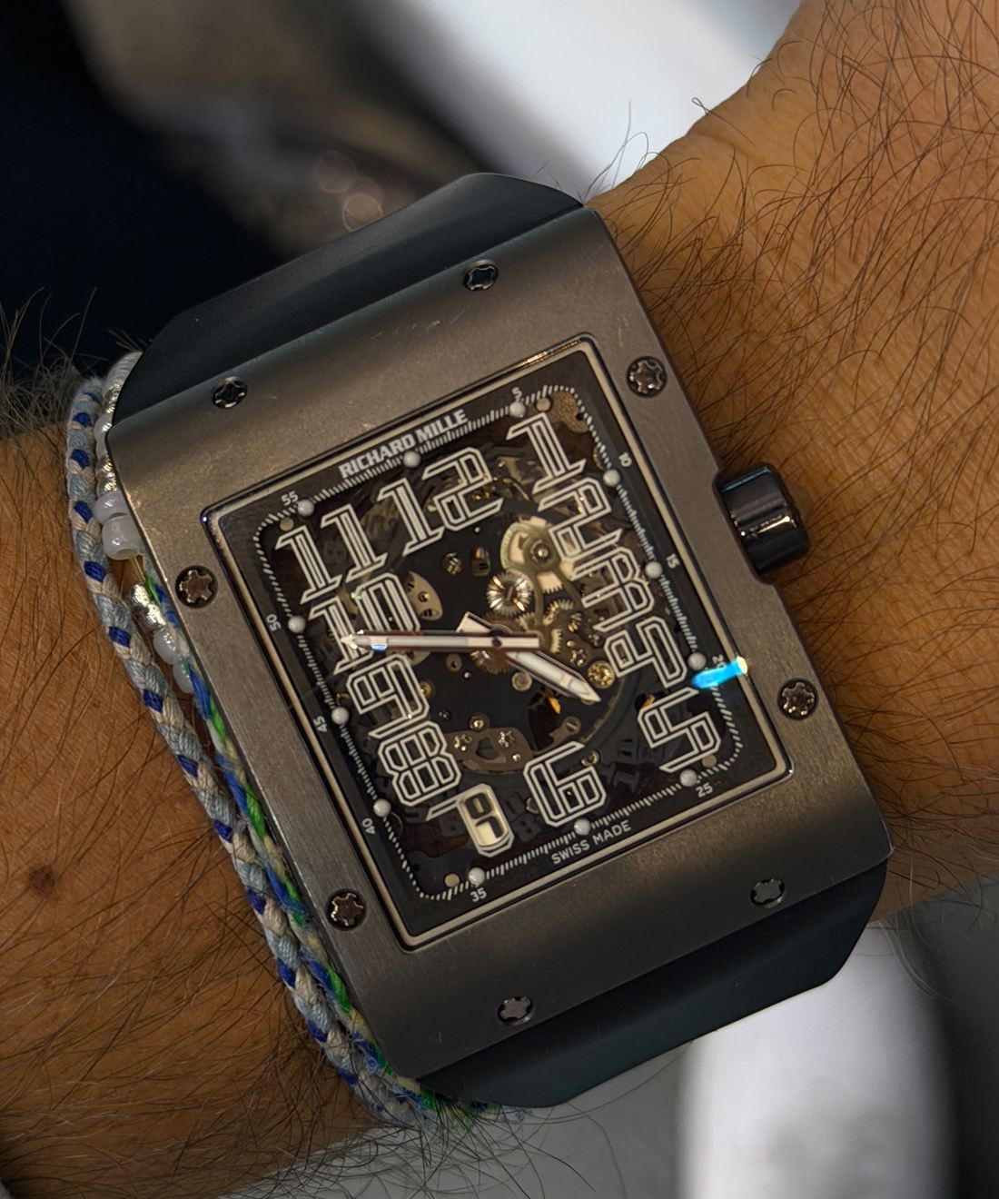 Richard Mille mit rechteckigem Gehäuse und Kautschukband am Handgelenk.