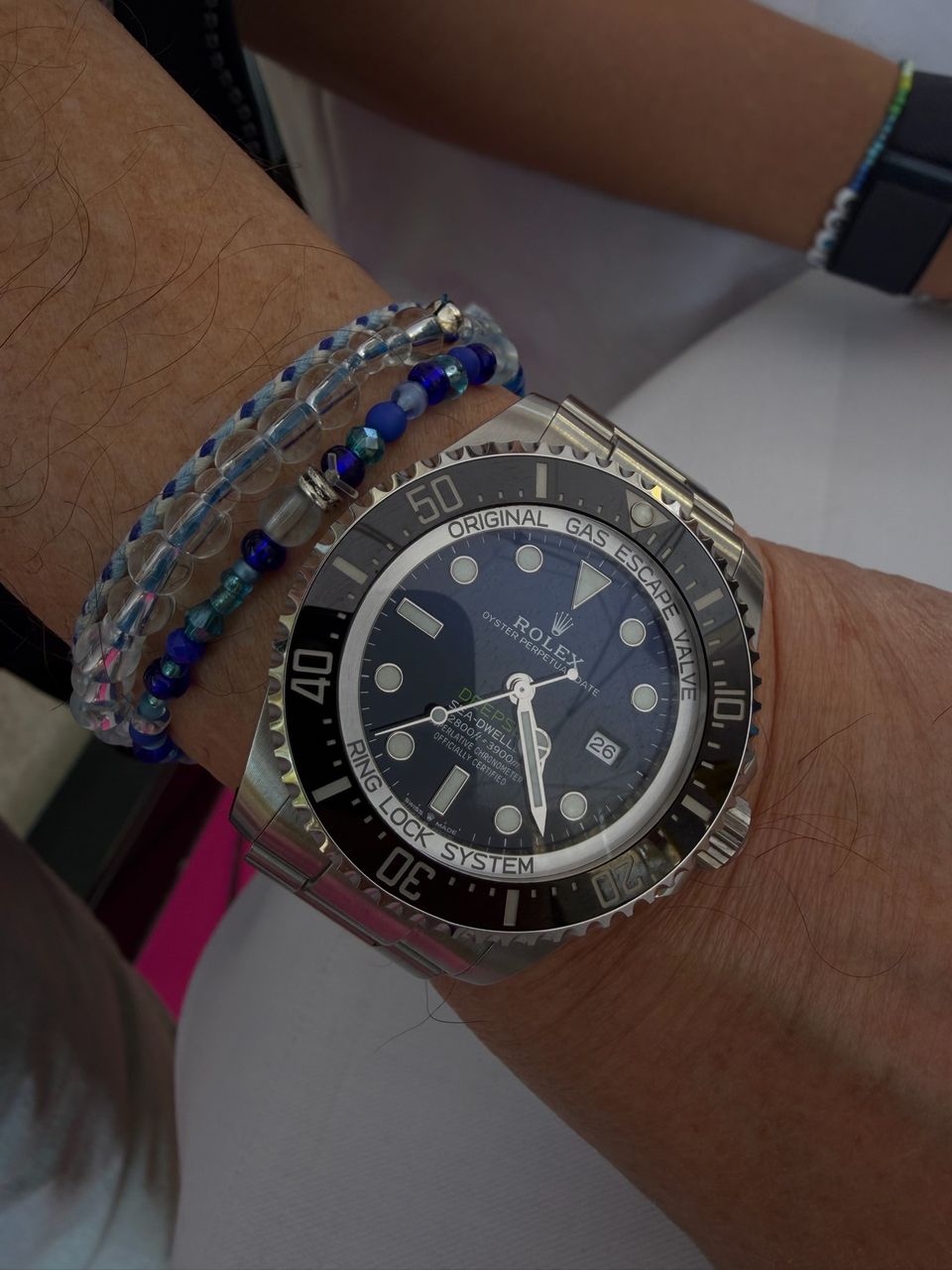 Rolex Sea-Dweller Deepsea mit blau-schwarzem Zifferblatt und schwarzer Keramiklünette am Handgelenk.